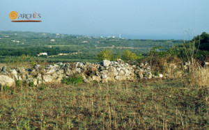 Promontorio di Santa Maria di Leuca visto dalla sommità sud-orientale della serra di Vereto. Foto archivio Archès.